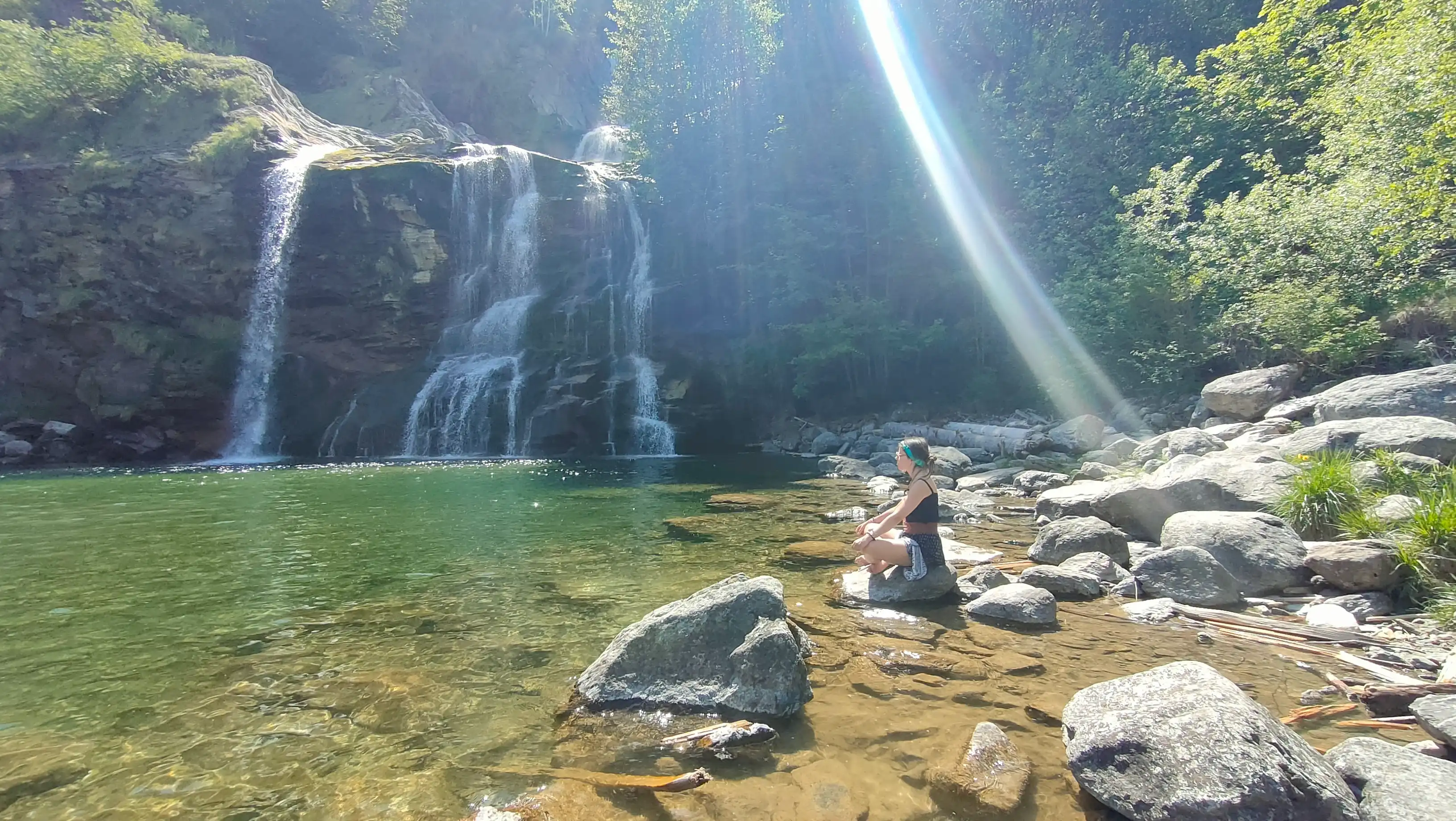 Meditazione alla cascata Piumogna a Faido, Ticino
